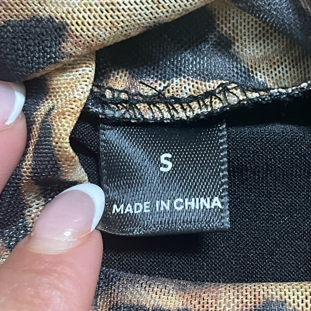 Animal Print Mesh Knitted
All Over Print Stand Collar long bell sleeves Sz Sm - Picture 10 of 14